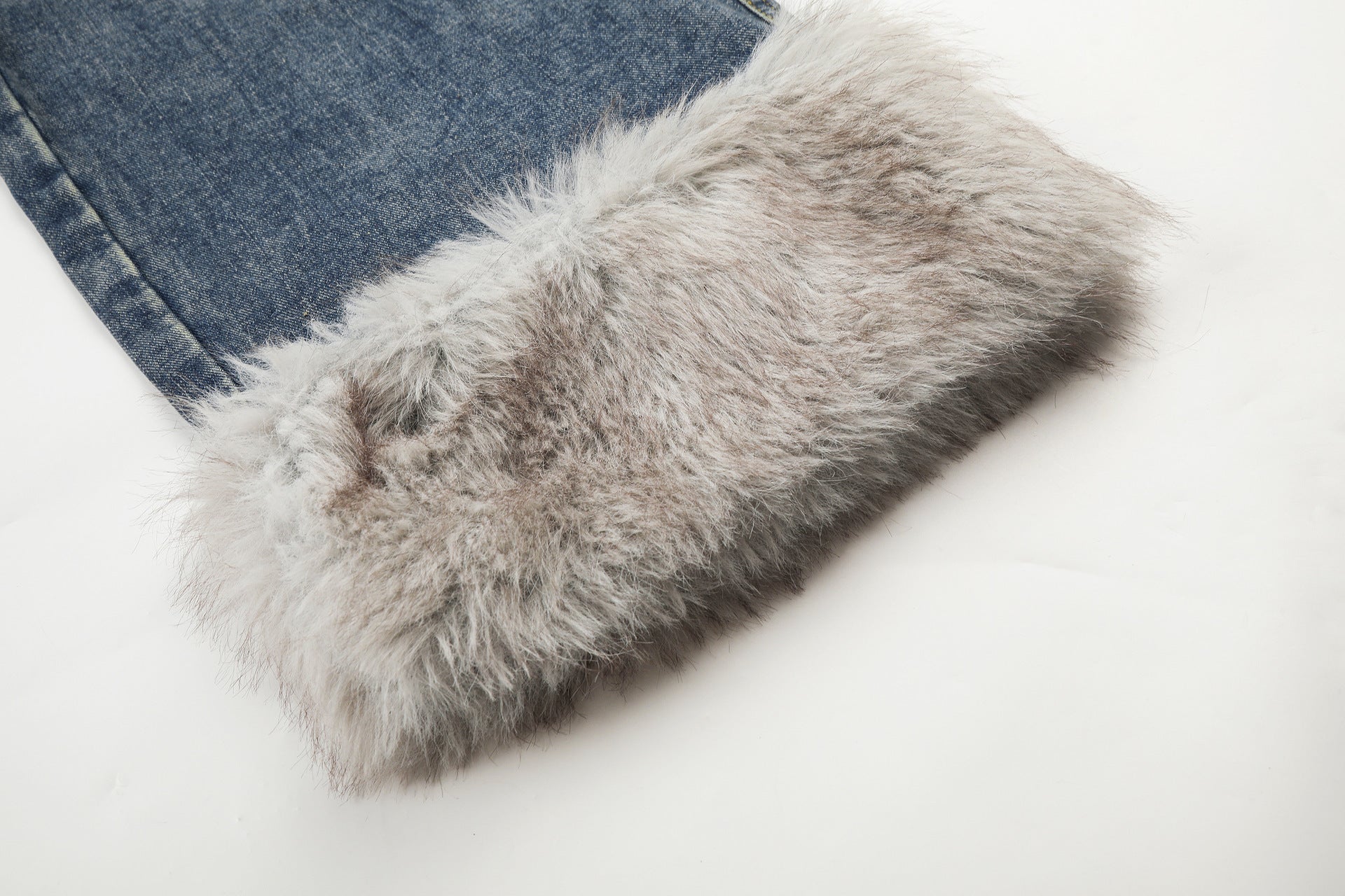 Jean baggy à jambes larges avec ourlet en fausse fourrure, poche à carreaux et broderie