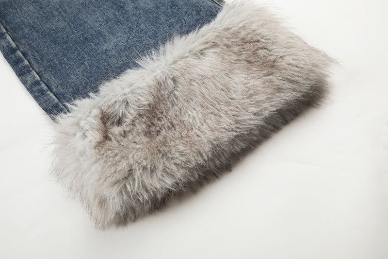 Jean baggy à jambes larges avec ourlet en fausse fourrure, poche à carreaux et broderie