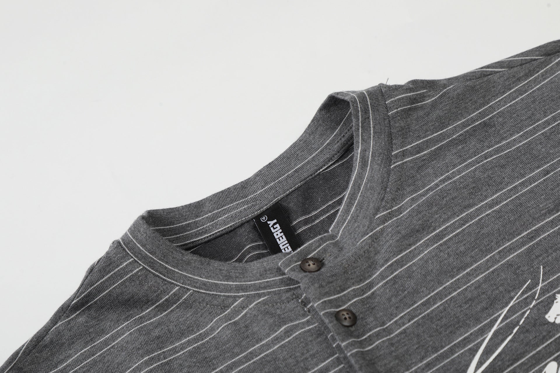 Camiseta de manga larga a rayas con efecto de capas y estampado gráfico trasero