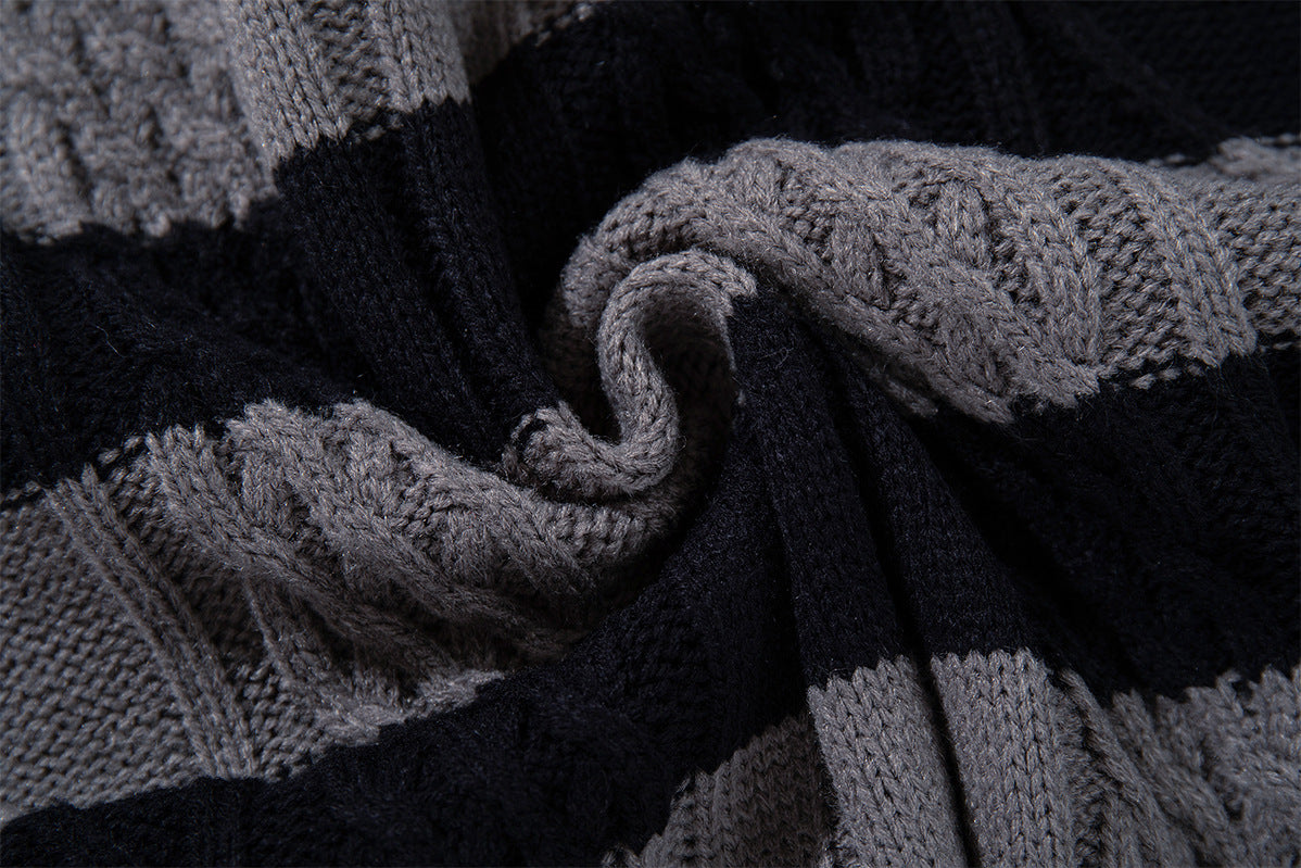 Pull en maille torsadée rayé aux bords effilochés et usés
