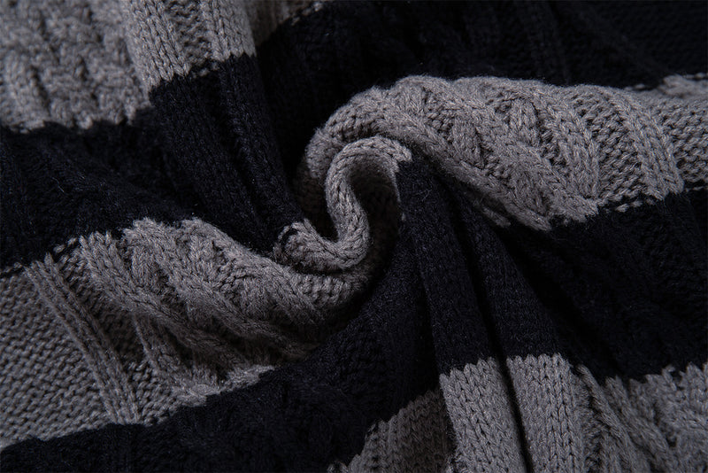 Pull en maille torsadée rayé aux bords effilochés et usés