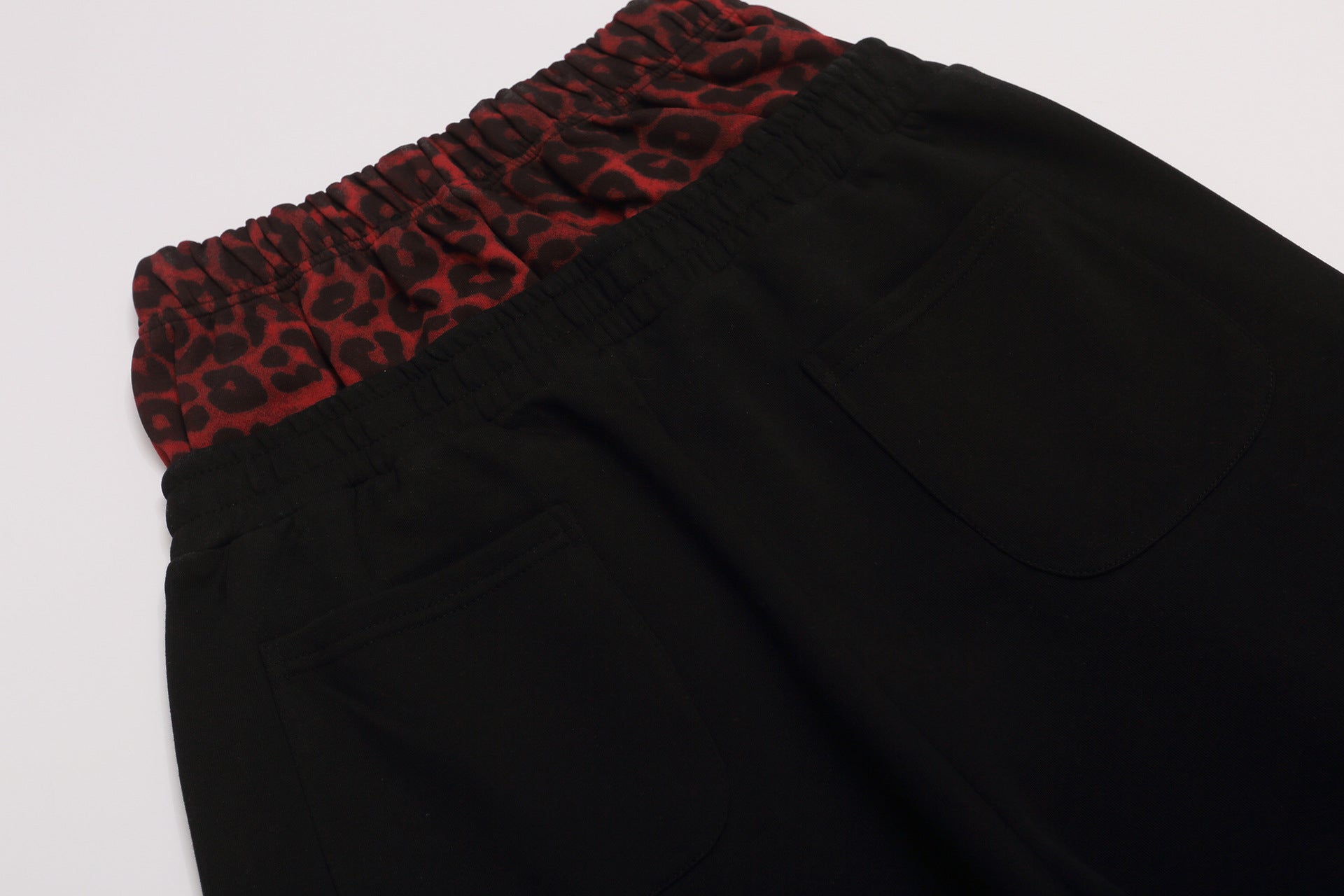 Wide-Leg-Jogginghose mit Leo-Print-Bund & seitlichen Nieten