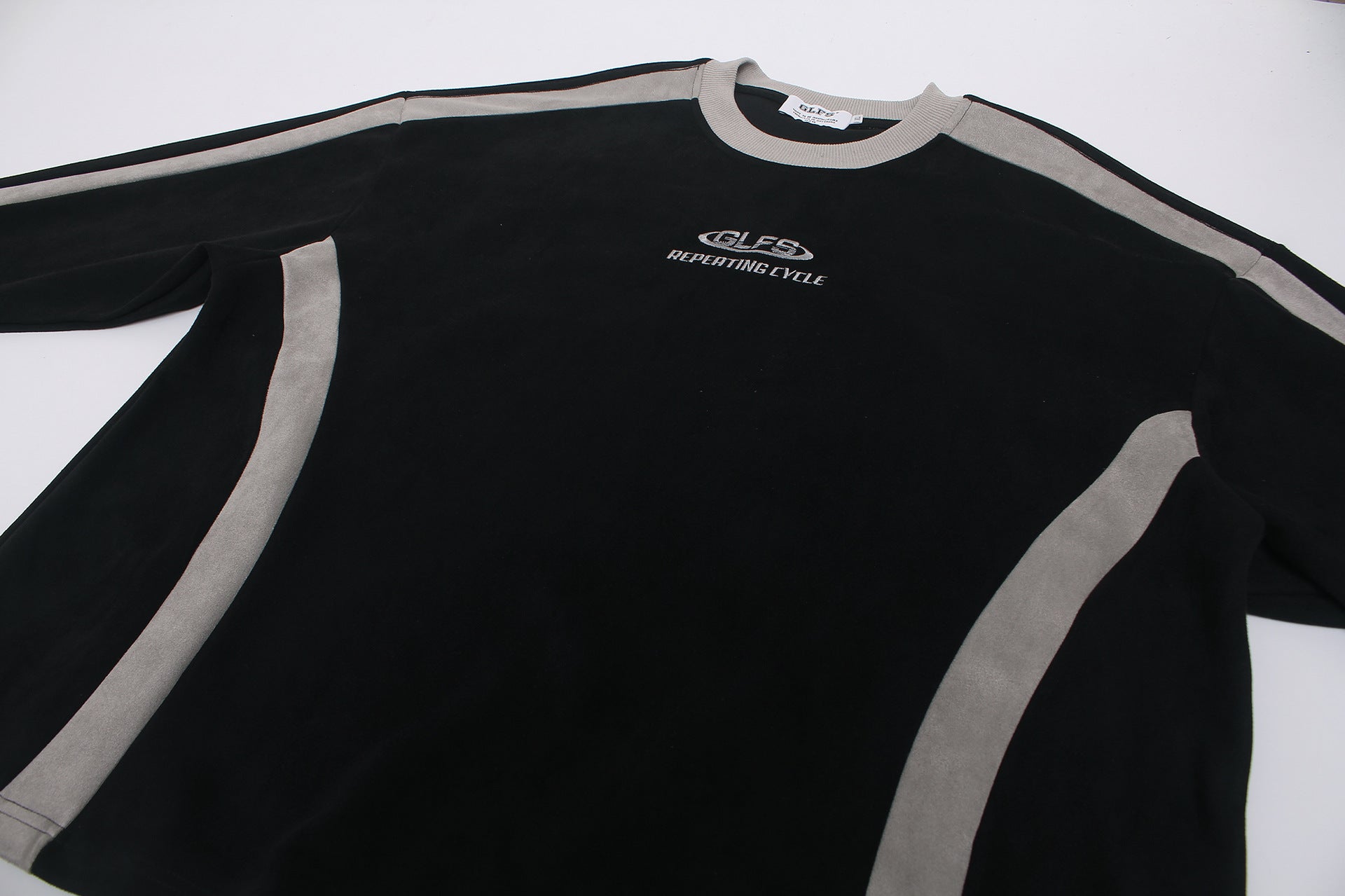 GLFS Colorblock-Langarmshirt mit wiederkehrendem Zyklusmotiv – Streetwear mit Kontrasteinsätzen