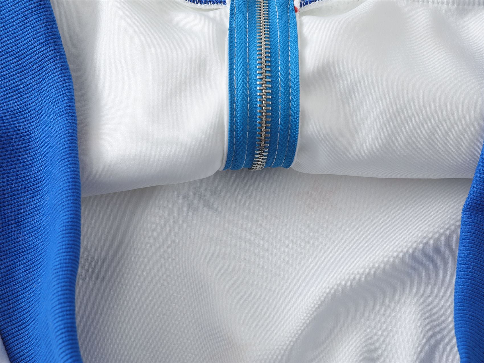 Hoodie mit Allover-Regenbogen-Sternenprint, Reißverschluss und kontrastierenden blauen Details