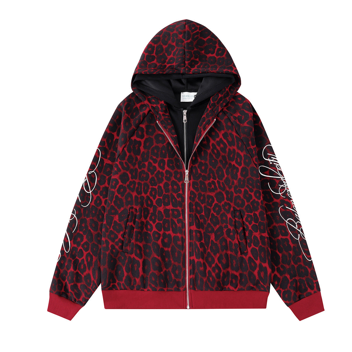 Veste-sweat à capuche zippée oversize imprimée léopard rouge et noire, motif d’inscription cursive blanche sur la manche et capuche noire contrastante