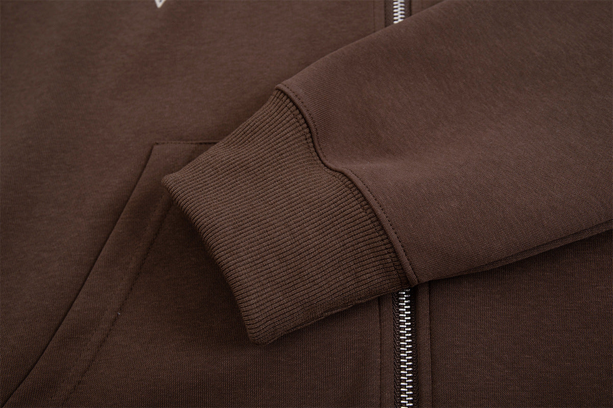 Sweat zippé à capuche avec croix brodée et détail à carreaux sur le bas