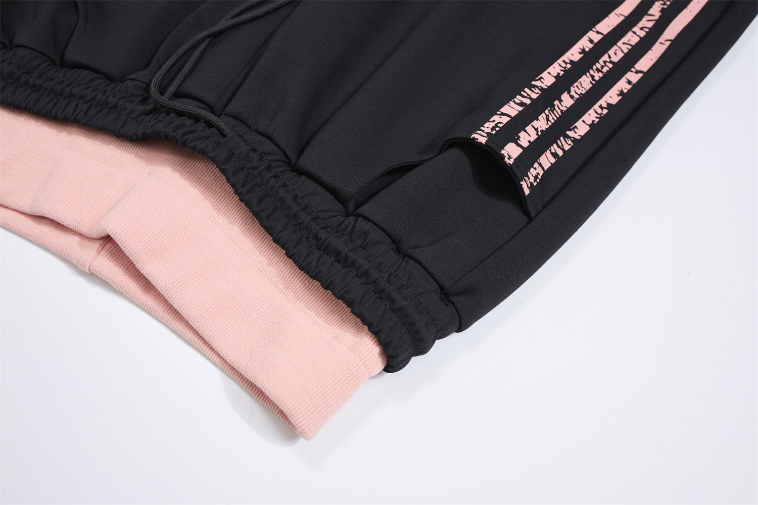 Pantalones de chándal de pierna ancha con estampado gráfico varsity y cintura rosa en contraste