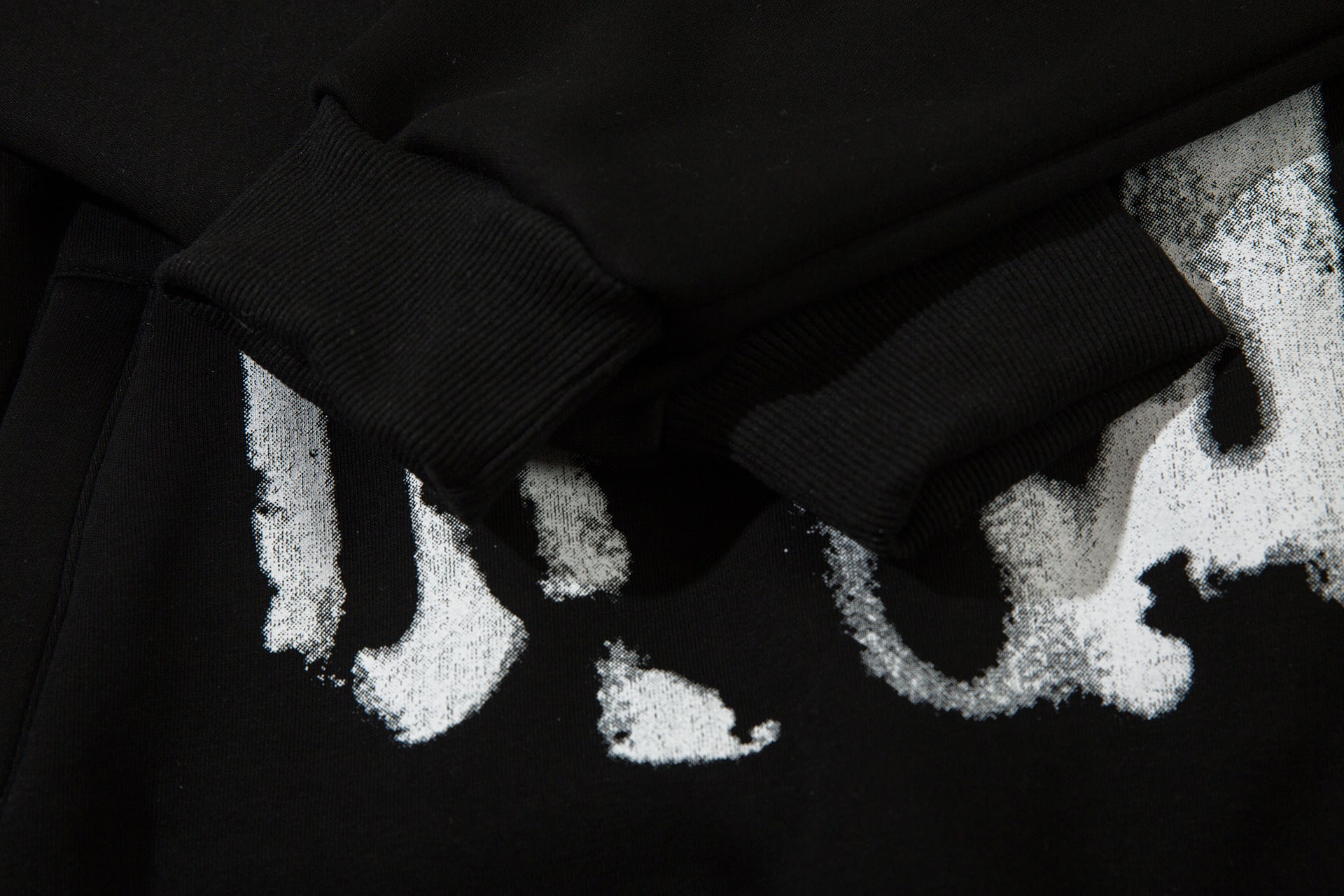 Heavyweight Graffiti Graphic Hoodie – Oversized Street Style Pullover