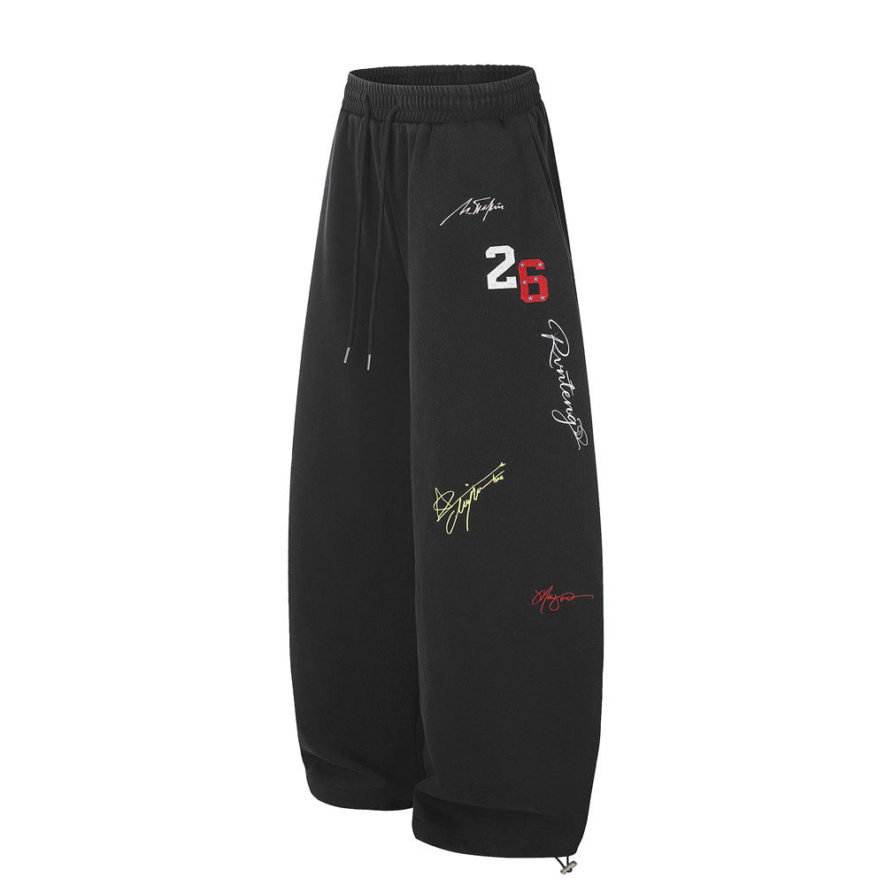 Wide-Leg-Sweatpants mit Signature-Stickerei und Patch mit der Nummer 26