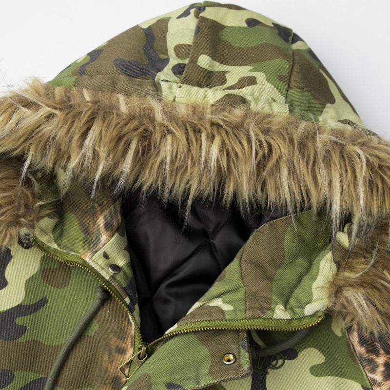 Chaqueta bomber de camuflaje y estampado de leopardo con capucha y ribete de pelo sintético