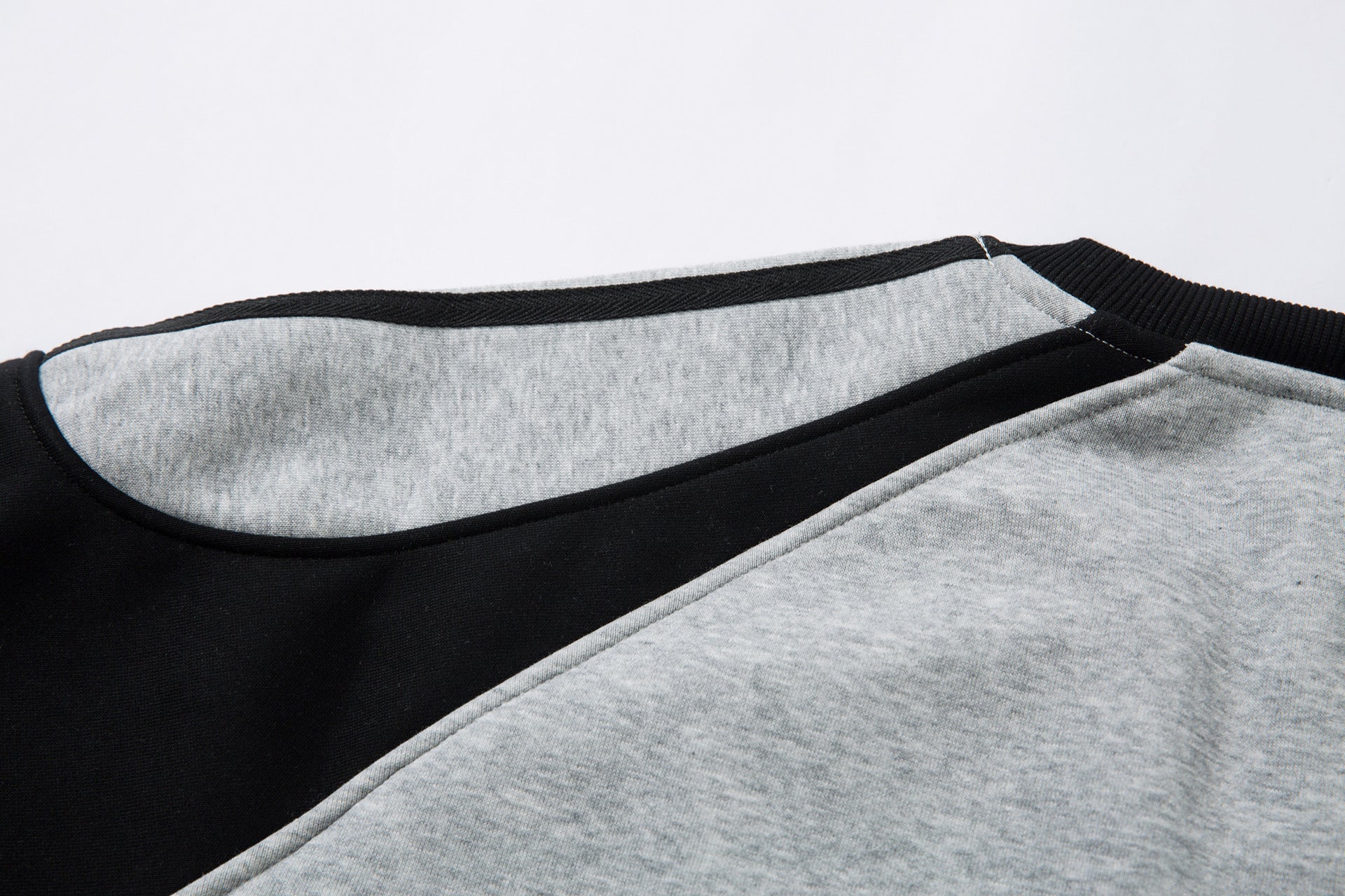 Sweat-shirt motif chat en smoking avec imprimé note de musique et manches raglan color block
