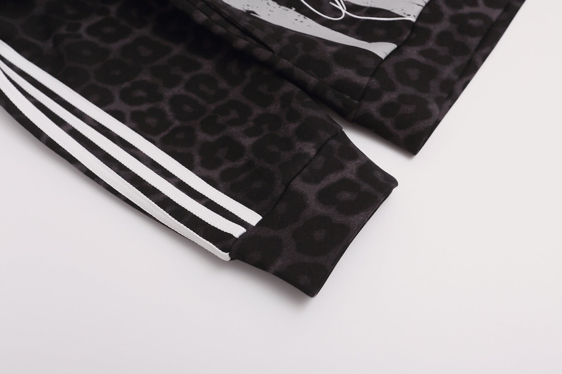 Sweat à capuche zippé léopard avec écusson lion et motif drapeau américain