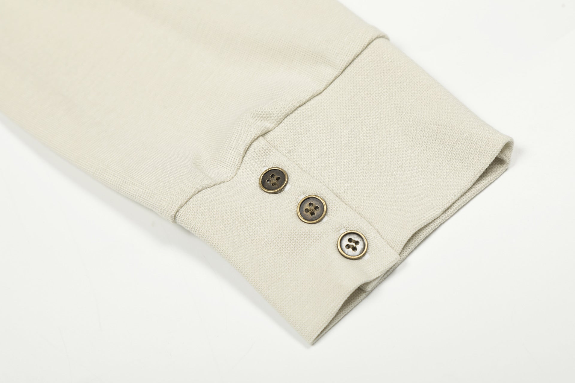 Chemise Henley à manches longues avec motif gothique clouté – Haut ajusté à superposer