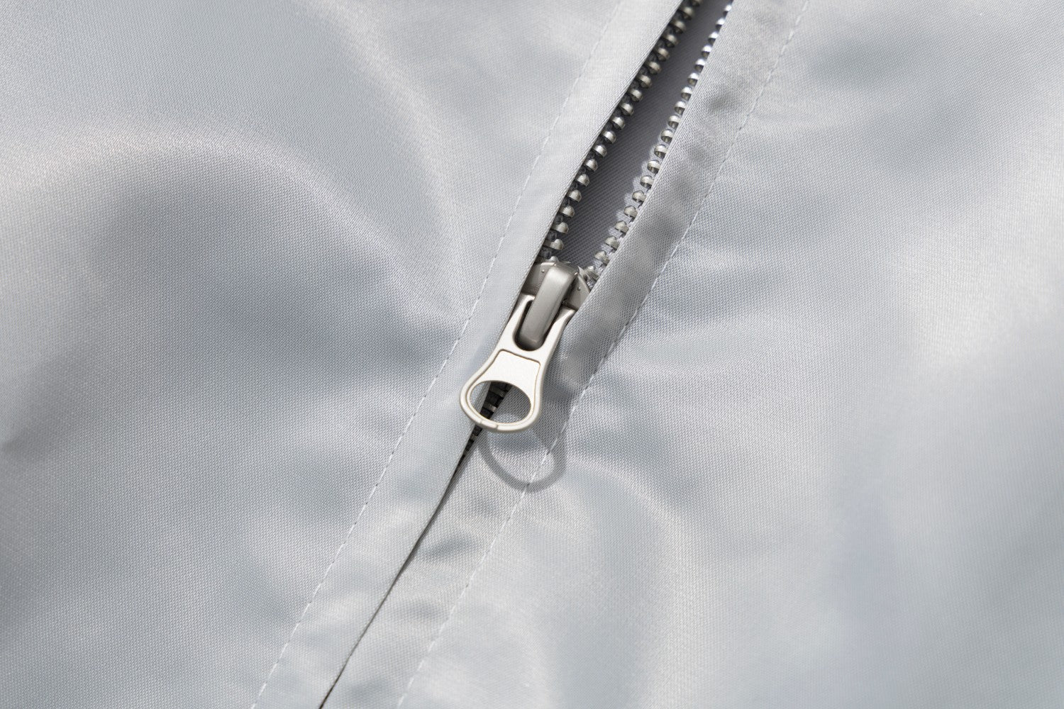 Blouson bomber satiné brodé à col montant et bandes léopard