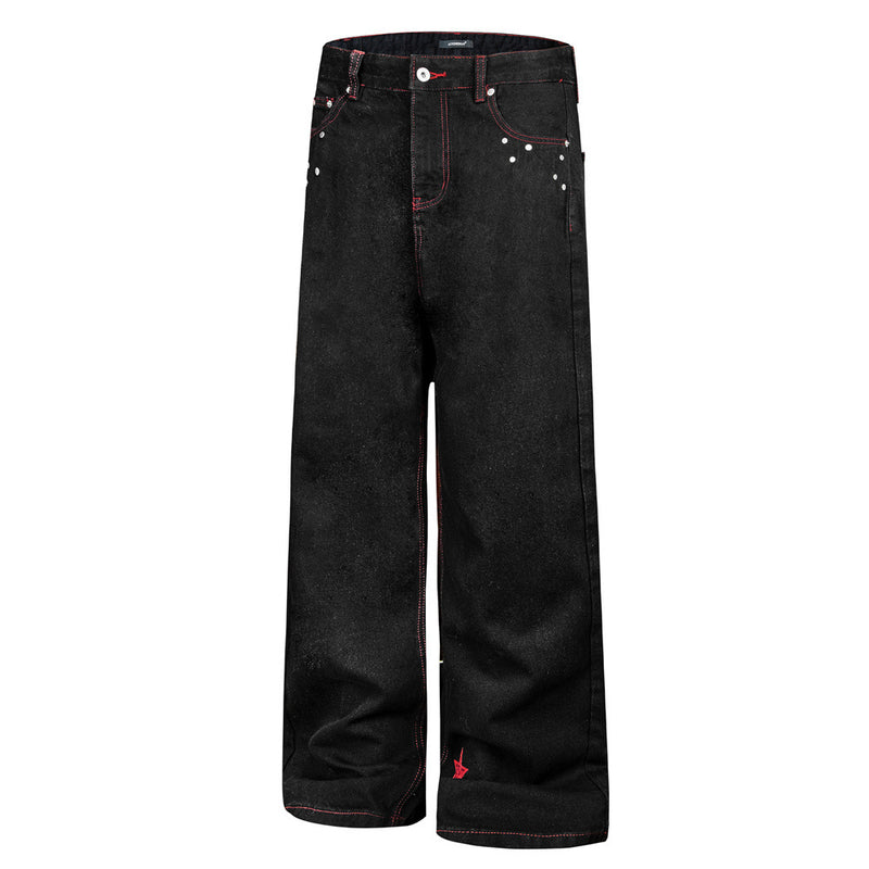 Jean homme noir à jambes larges, surpiqûres rouges contrastées, broderie étoile et clous