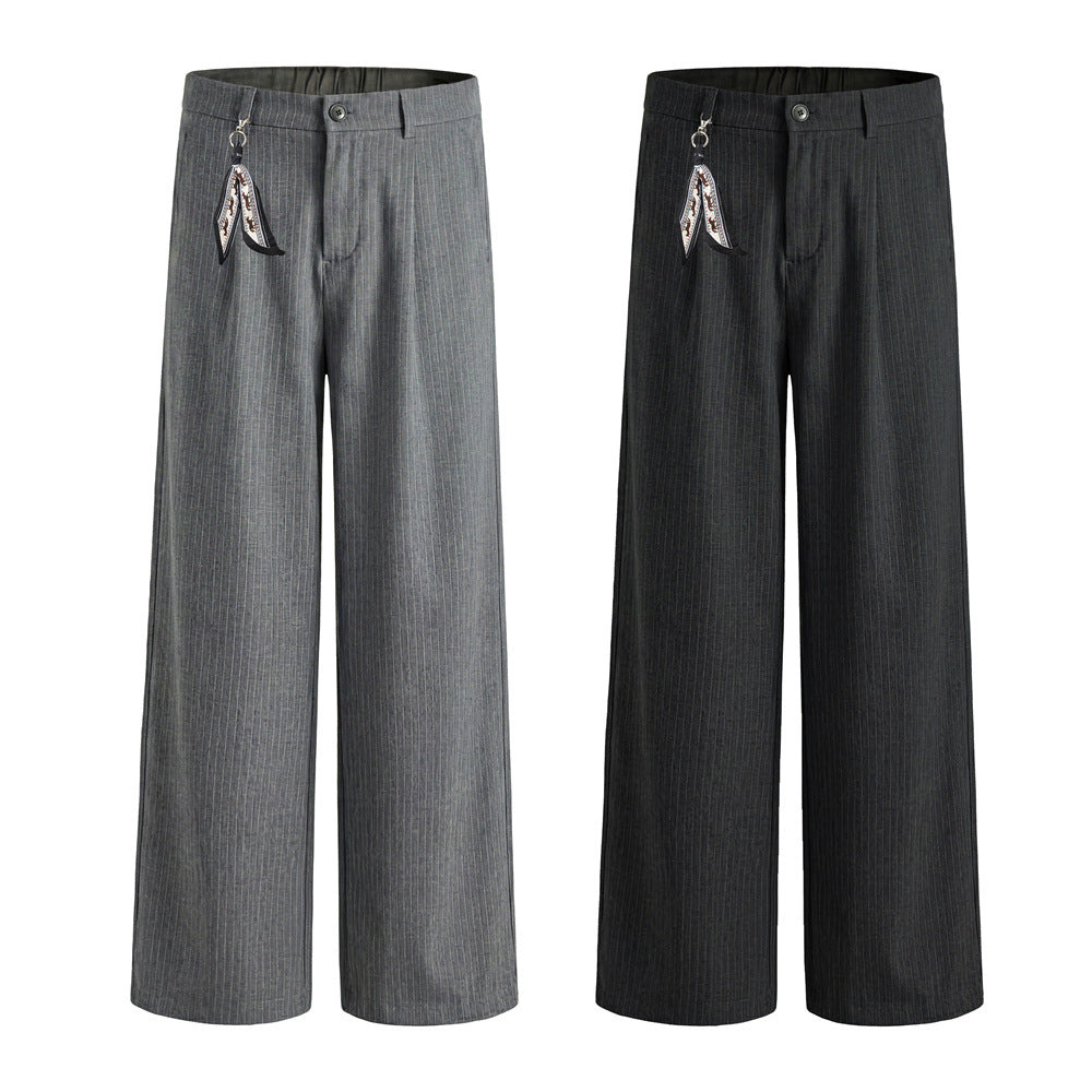Pantalones de vestir de pierna ancha con raya diplomática para hombre, en negro, con pinzas delanteras, detalle de clip con cadena y silueta recta