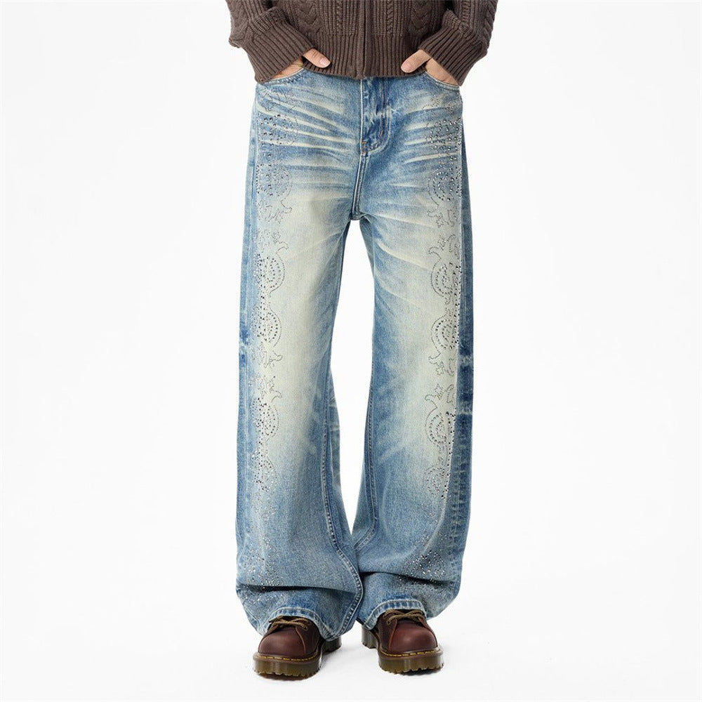 Jean homme vintage délavé coupe large avec motif cachemire en strass, denim bleu délavé, vues de face et de dos