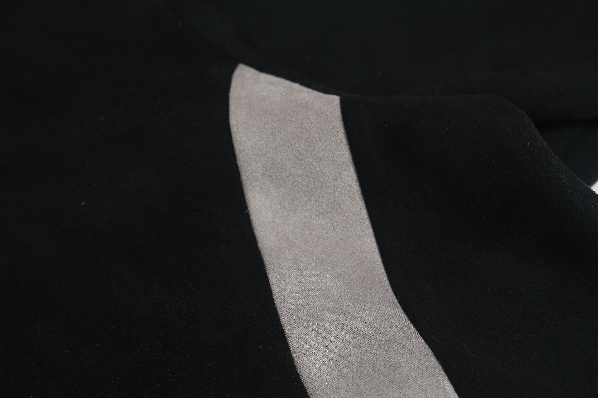 GLFS Colorblock-Langarmshirt mit wiederkehrendem Zyklusmotiv – Streetwear mit Kontrasteinsätzen