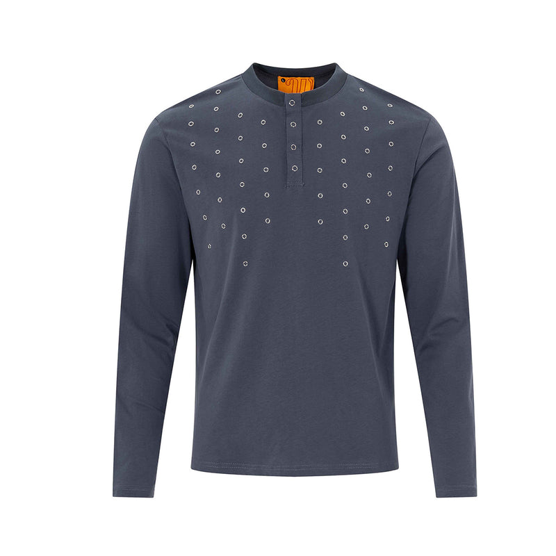 Henley homme ajusté à manches longues, détail d’œillets métalliques argentés sur la poitrine, gris anthracite foncé, col officier et boutons-pression