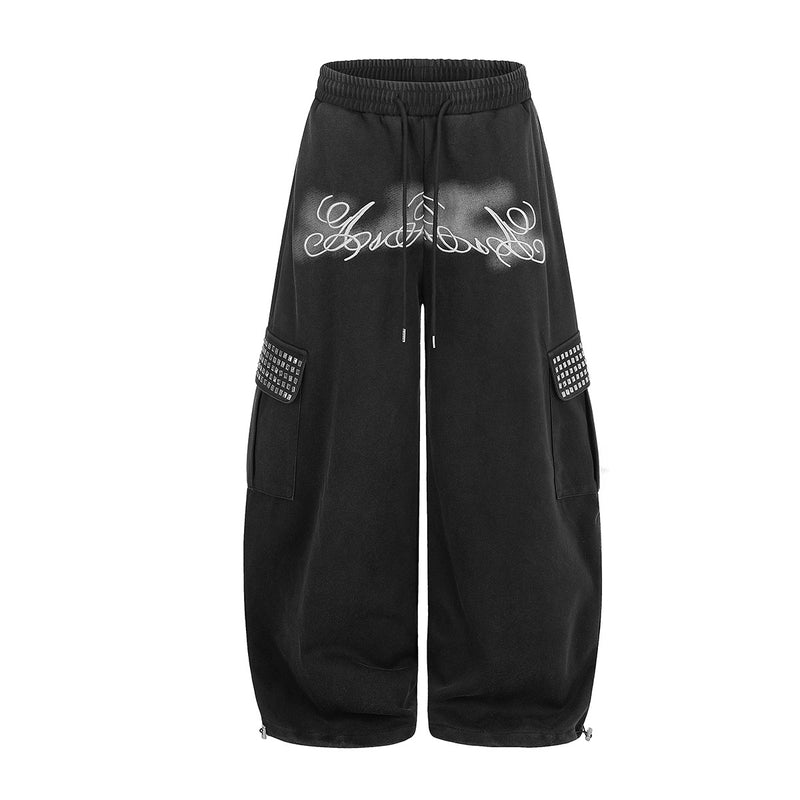 Pantalón Cargo Caqui de Chándal Baggy de Pierna Ancha con Bolsillos de Remaches y Texto Bordado