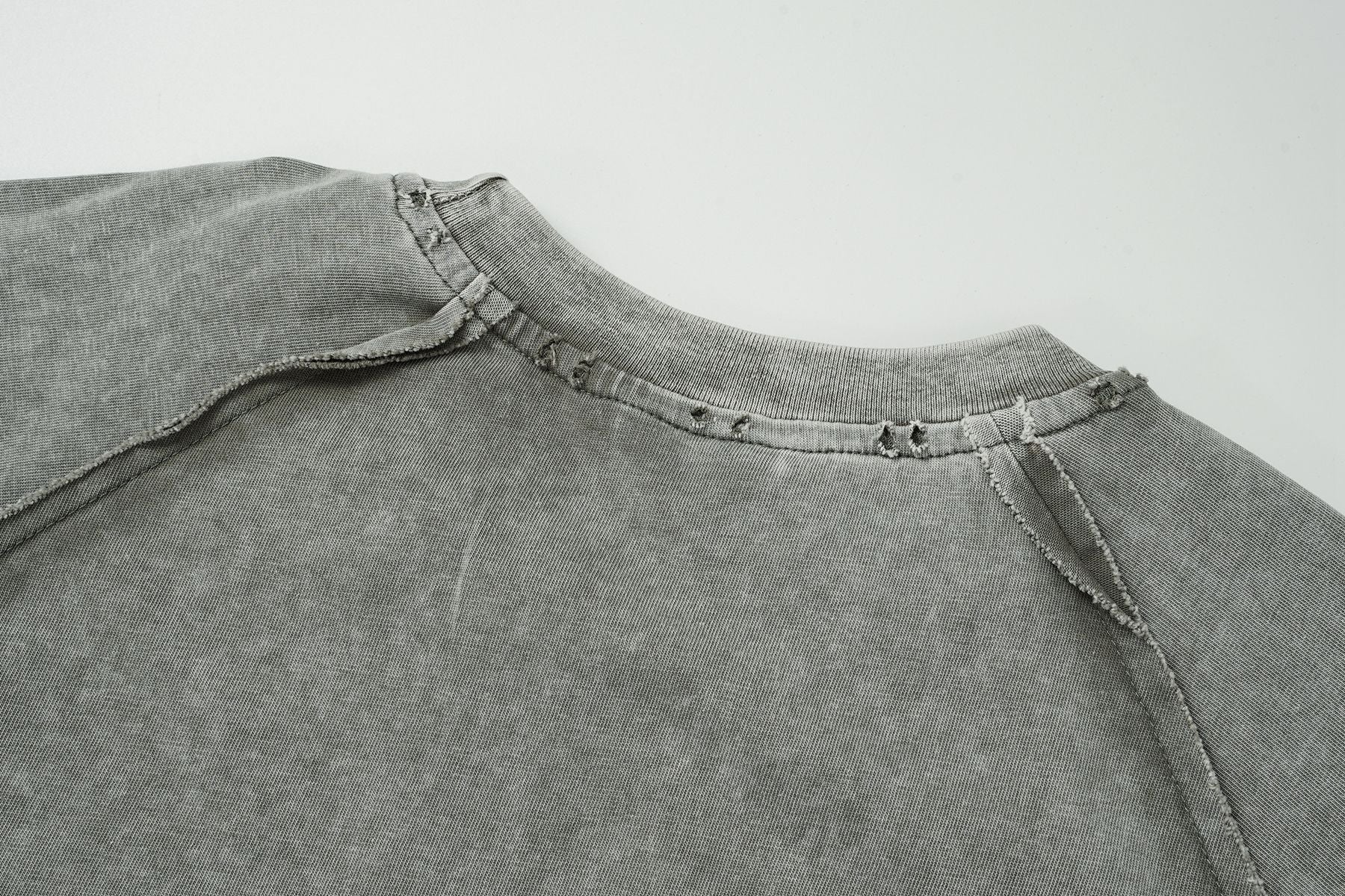 Camiseta de manga larga efecto dos piezas de lavado ácido con costuras de borde sin rematar