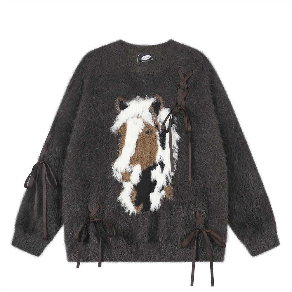 Oversized flauschiger Rundhalspullover in Anthrazitgrau mit Intarsienmotiv eines Pferdekopfs und seitlichen Schleifen aus braunem Satinband