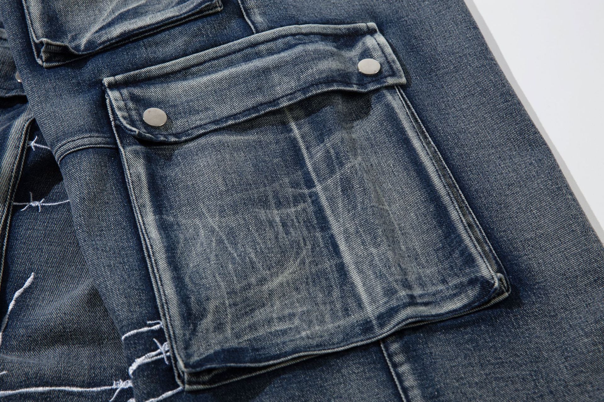Wide-Leg Cargo Jeans with Barbed Wire Embroidery – Baggy Streetwear Denim