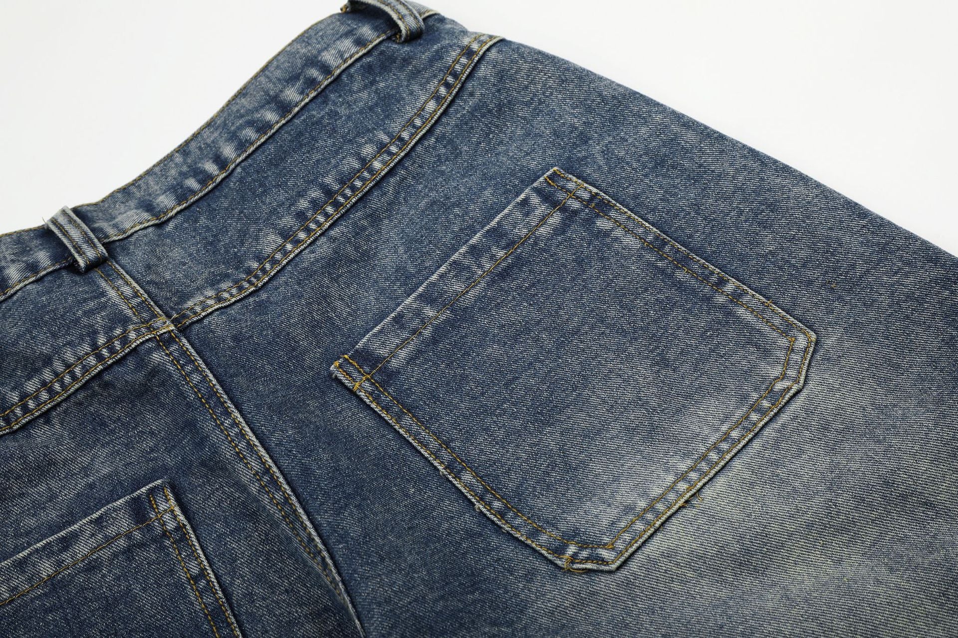 Jean baggy à jambes larges avec ourlet en fausse fourrure, poche à carreaux et broderie