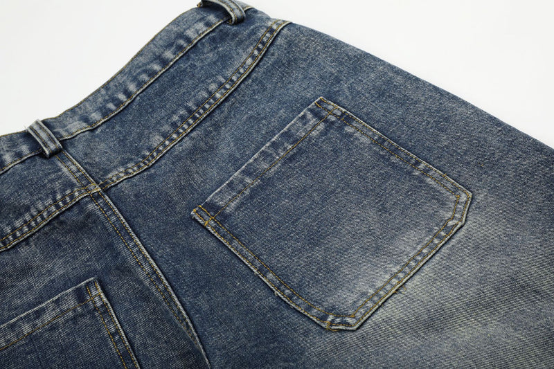 Jean baggy à jambes larges avec ourlet en fausse fourrure, poche à carreaux et broderie