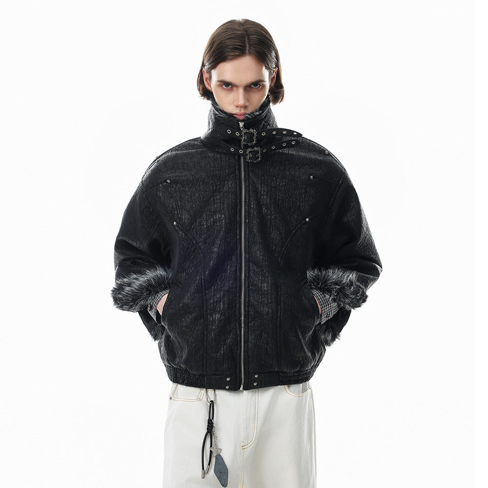 Cazadora bomber punk negra oversize para hombre, con cuello y ribetes de los puños de pelo sintético, detalles de tachuelas plateadas y hebillas de correas