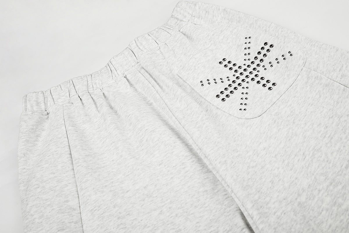 Jogging à jambes larges avec clous – Coupe ample et croix ornée de strass