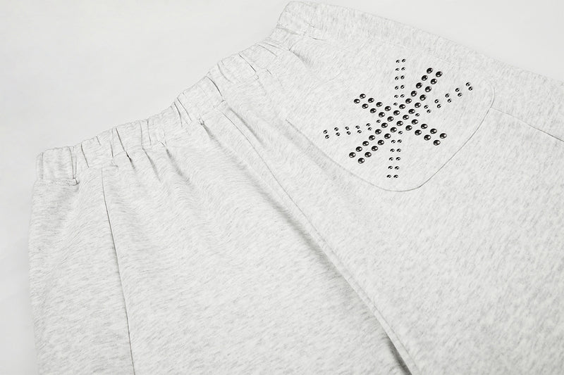 Jogging à jambes larges avec clous – Coupe ample et croix ornée de strass