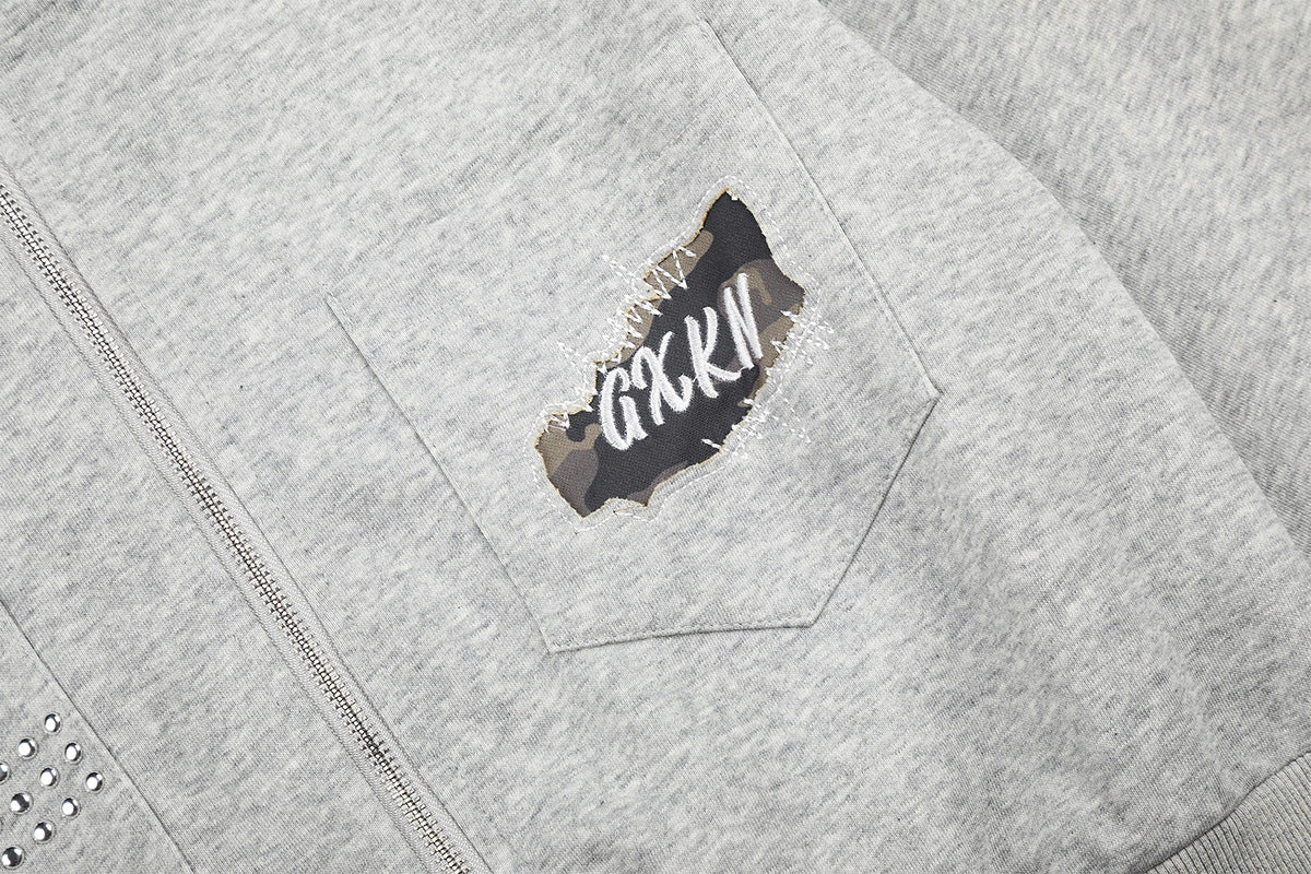 Sweat à capuche zippé avec écusson croix clouté et doublure camouflage