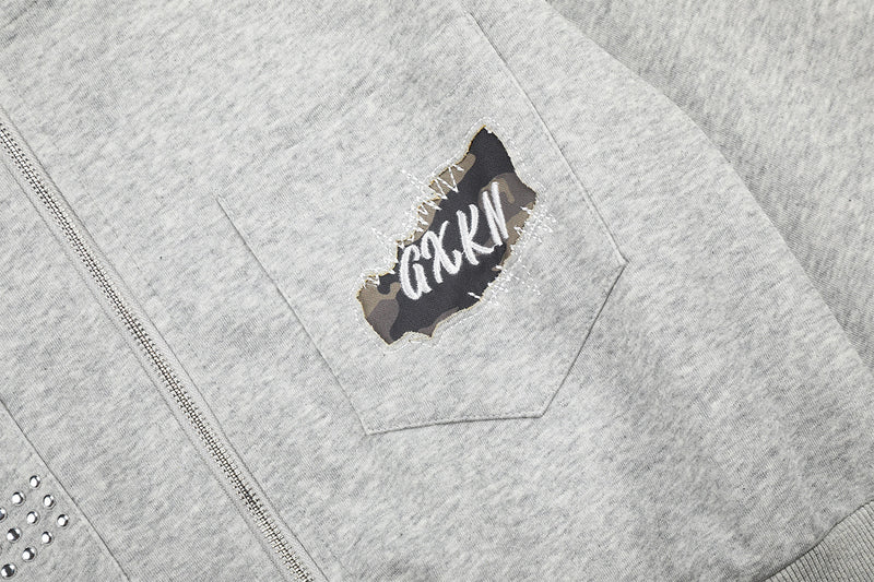 Sweat à capuche zippé avec écusson croix clouté et doublure camouflage