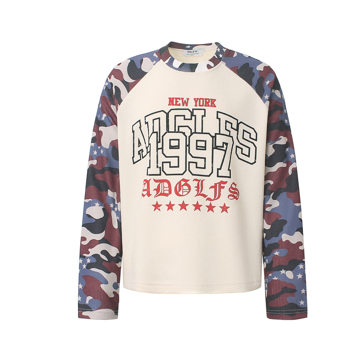 T-shirt raglan crème à manches longues en maille gaufrée, avec manches imprimées d’étoiles camouflage et motif varsity New York 1997 sur la poitrine, vues de face et