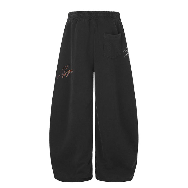 Wide-Leg-Sweatpants mit Signature-Stickerei und Patch mit der Nummer 26