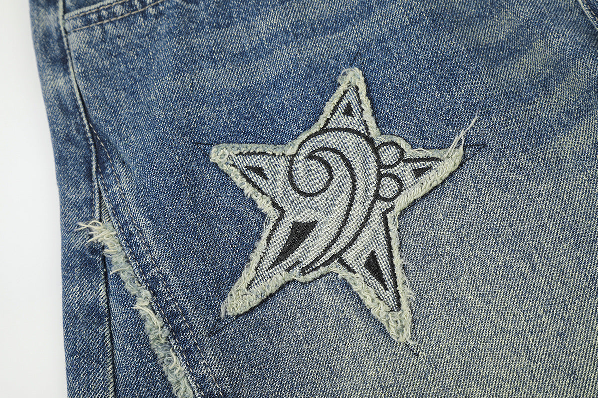 Baggy-Jeans mit weitem Bein, Stern-Patches und offenen Fransennähten
