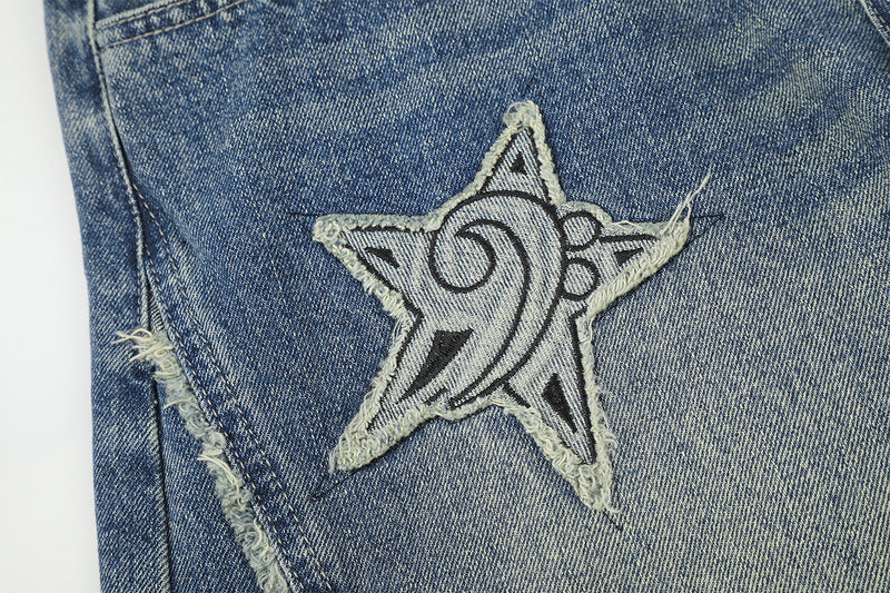 Baggy-Jeans mit weitem Bein, Stern-Patches und offenen Fransennähten