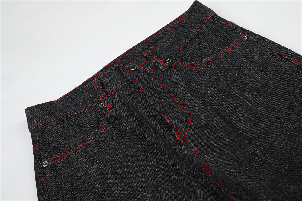 Jean à jambes larges – Denim noir avec surpiqûres rouges contrastantes et broderie script
