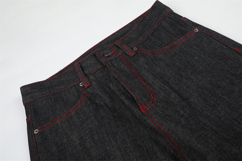 Jean à jambes larges – Denim noir avec surpiqûres rouges contrastantes et broderie script