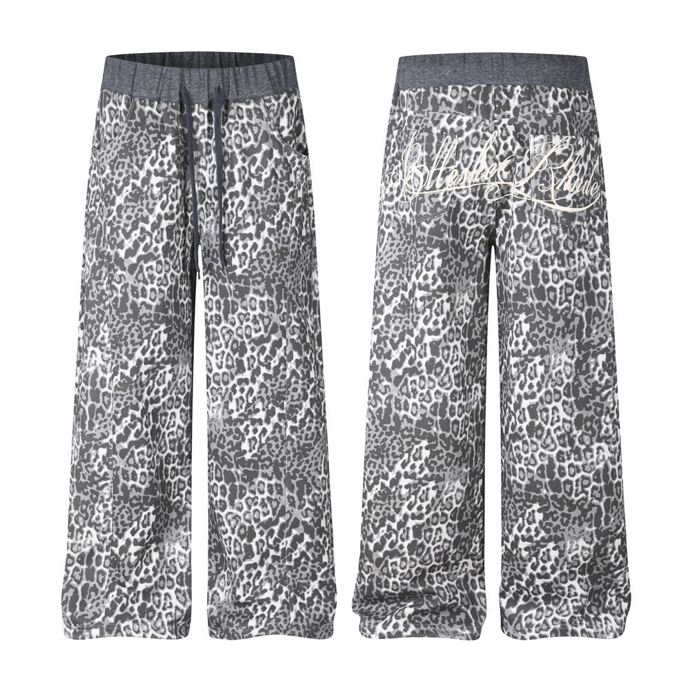 Jogging homme à jambes larges en imprimé léopard gris, avec ceinture contrastante et broderie script au dos, vues de face et de dos