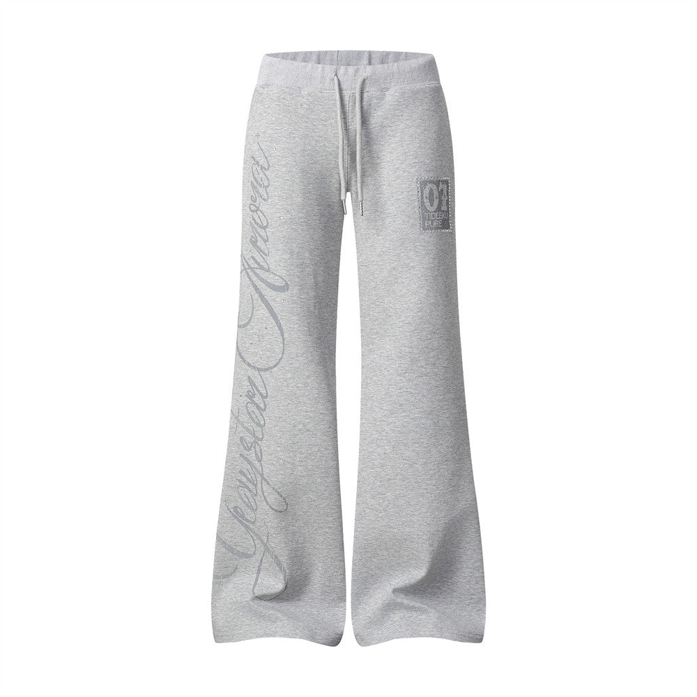 Pantalon de survêtement homme évasé à jambes larges, gris chiné, avec imprimé texte cursif et logo carré sur la cuisse avant