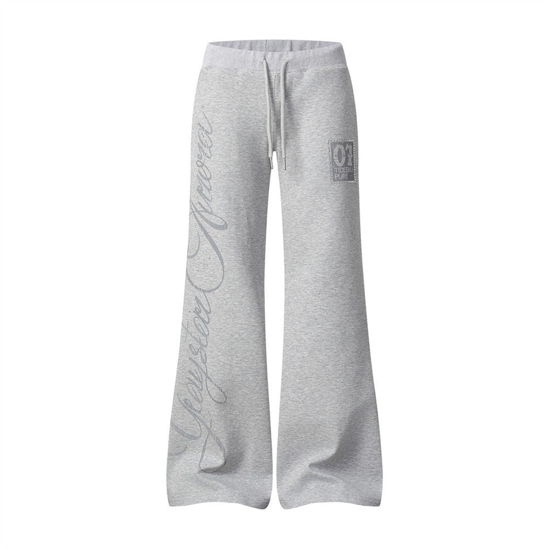 Pantalon de survêtement homme évasé à jambes larges, gris chiné, avec imprimé texte cursif et logo carré sur la cuisse avant