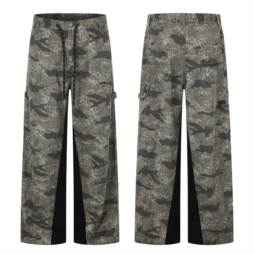 Herren-Cargohose mit weitem Bein im Camouflage-Design, kontrastierenden schwarzen Einsätzen und Schnürdetail vorne, Vorder- und Rückansicht