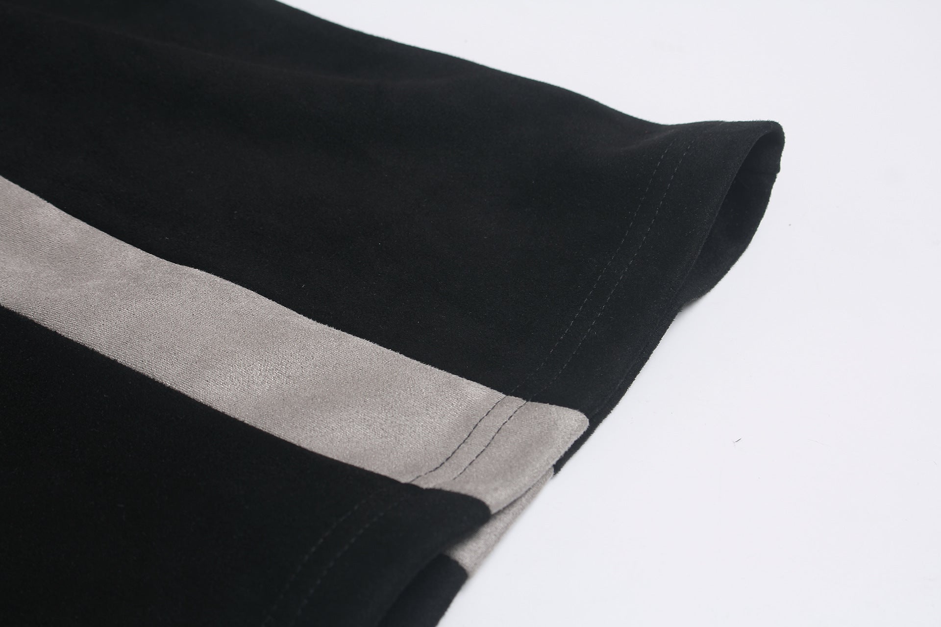 GLFS Colorblock-Langarmshirt mit wiederkehrendem Zyklusmotiv – Streetwear mit Kontrasteinsätzen