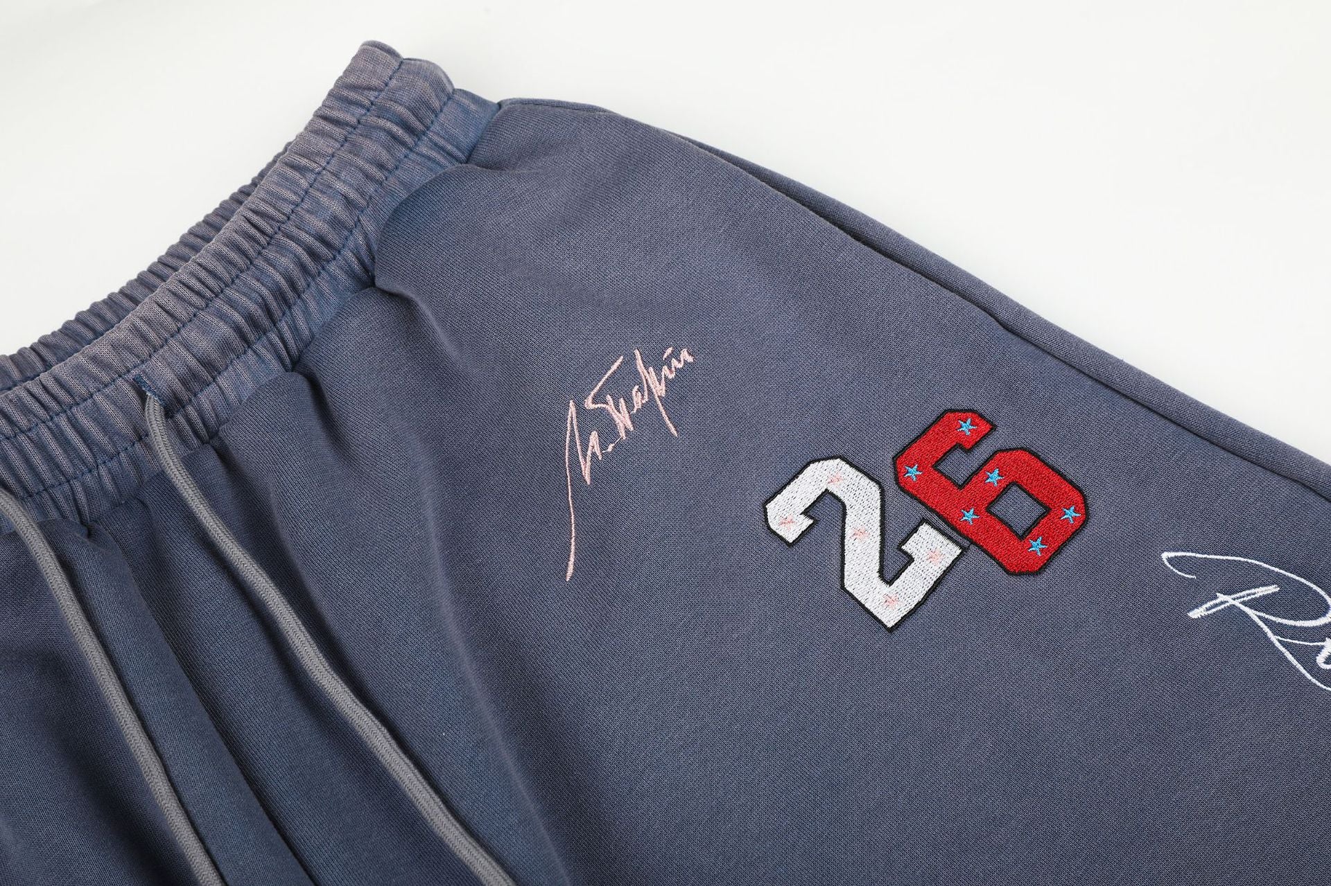 Pantalon de survêtement à jambes larges avec broderies graffiti signature et numéro 26