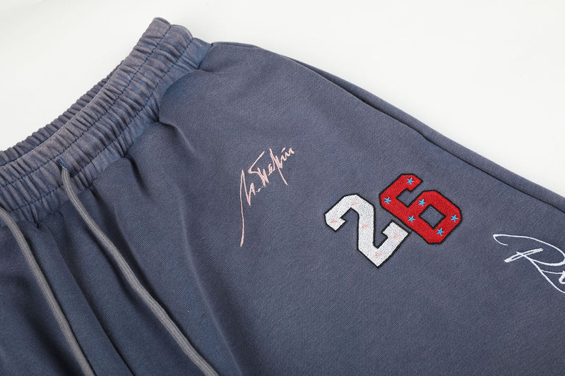 Pantalon de survêtement à jambes larges avec broderies graffiti signature et numéro 26