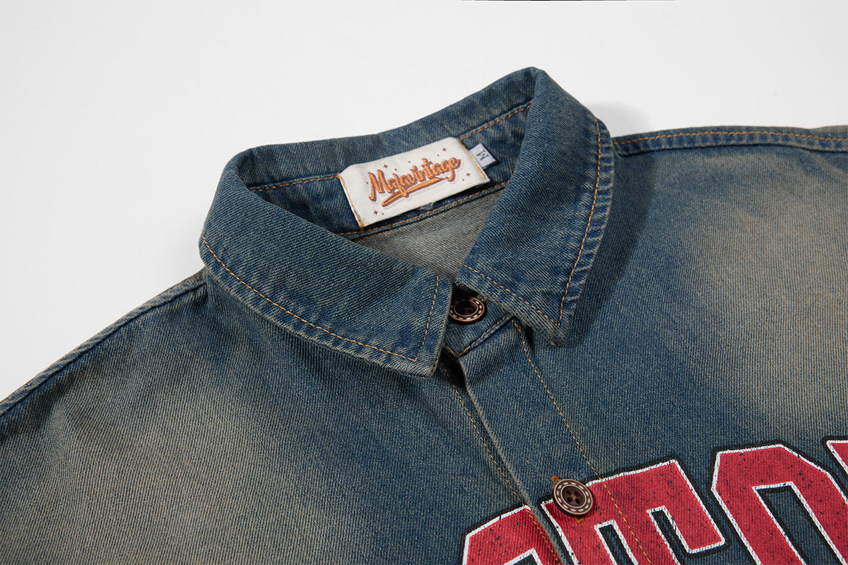 Boston Athletics Oversized-Denimhemdjacke – Vintage-Waschung mit Collegiate-Print