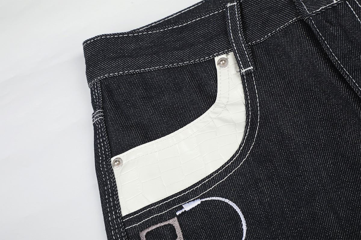 Jean baggy à jambes larges avec broderies et patch en cuir motif notes de musique — Denim noir brut