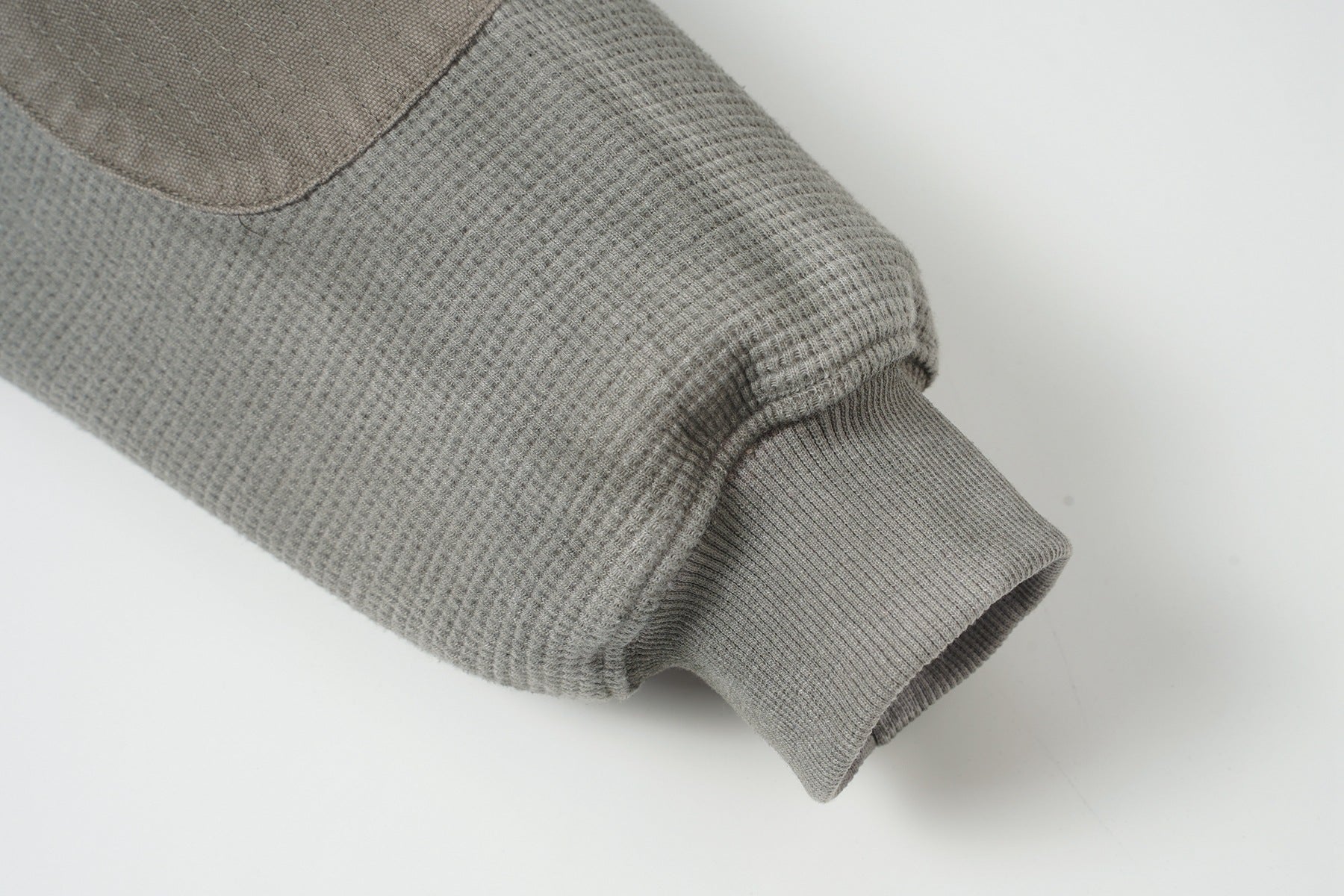 Oversized-Waffelstrick-Hoodie mit dekonstruierter Utility-Reißverschlusstaschen-Optik & Veloursleder
